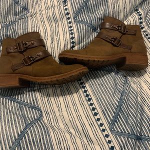 Cute pair of beige/brown boots size 7